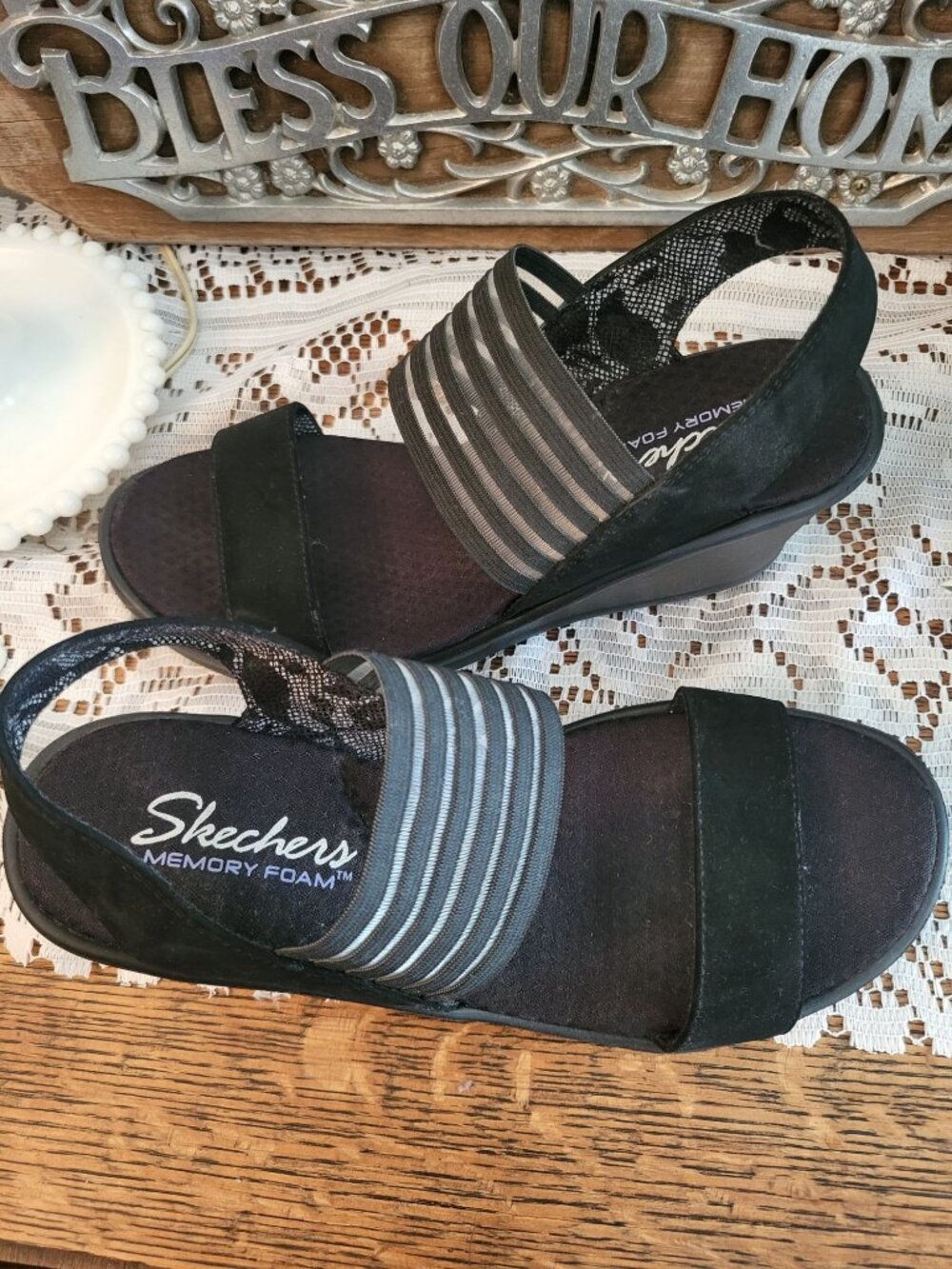 Skechers Memory Foam Black Wedge 2 in Heel Sandal 8.5 Like New Dressy Comfort